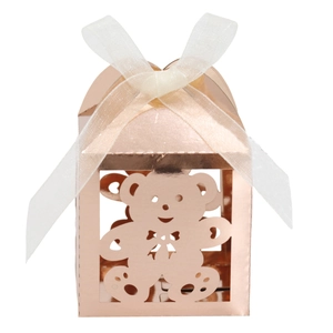 Dettaglio della scatola regalo orso intagliata oro rosa con fiocco in nastro d'organza