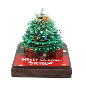 Calendario 3D a forma di albero di Natale in carta intagliata con base in legno massiccio