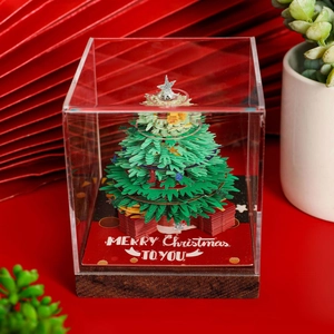 Calendario 3D a forma di albero di Natale in carta intagliata con base in legno