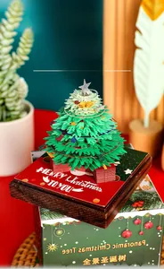 Vista macro del blocco note a scultura 3D di albero di Natale con confezione regalo