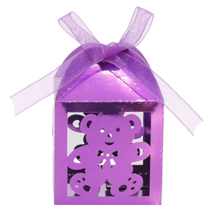 Dettaglio della scatola regalo a forma di orsetto viola metallizzato con fiocco
