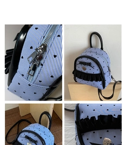 Détails du mini sac à dos avec rayures, pendentif en forme de cœur et bordure en dentelle