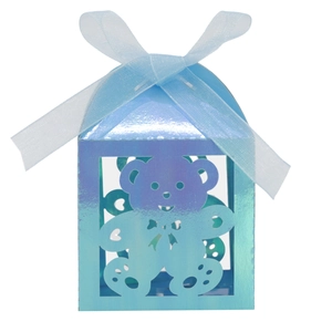 Dettaglio scatola regalo azzurra con orsetto traforato laser e nastro decorativo