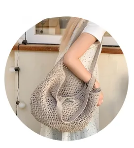 Détail du sac cabas beige crocheté avec texture en maille évidée et bandoulière large