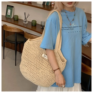 Sac fourre-tout beige tissé ajouré avec texture en maille carrée et étiquette de marque latérale
