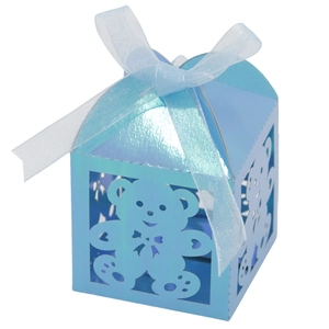 Dettaglio scatola regalo azzurra traforata con orsetto e fiocco in organza perlata