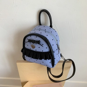 Détail du mini sac à dos à rayures bleues avec motifs cœurs, dentelle et nœud