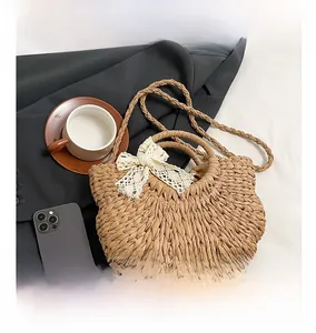 Détails du sac de plage en paille tissée à la main avec un nœud en dentelle délicate