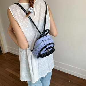 Vue arrière d'un mini sac à dos à rayures bleues et blanches avec motif cœur et nœud