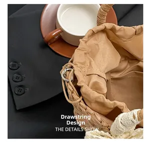 Détail d'un sac en paille tissé main avec fermeture à cordon beige pour plus de style