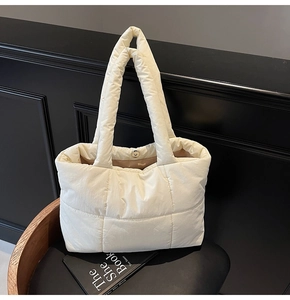 Détail du sac cabas matelassé crème avec fermoir magnétique et doublure marron