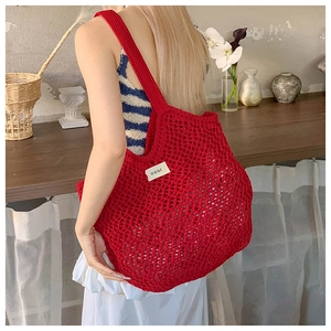 Gros plan d'un sac à bandoulière au crochet rouge avec étiquette logo sur mannequin