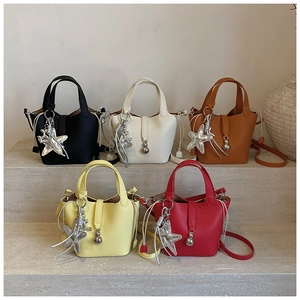 Bolsos de cubo con textura de lichi en cinco colores y colgantes de estrella en piedra