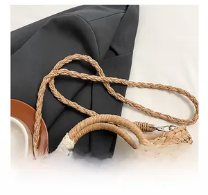 Détail du sac en paille tissée avec nœud en dentelle et bandoulière tressée chic