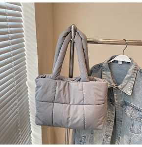 Vue détaillée du sac cabas matelassé gris avec coutures carrées et larges anses