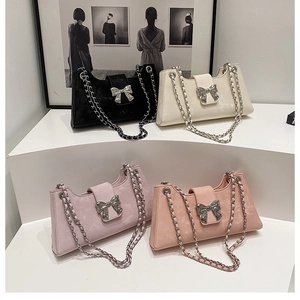 Détails de sacs à chaîne en daim multicolores avec boucles papillon argentées élégantes