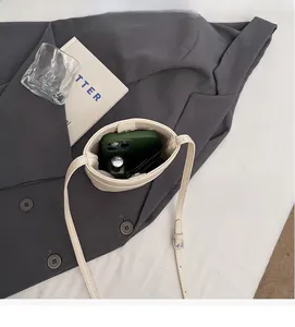 Interno spazioso della mini borsa a secchiello beige con spazio per cellulare