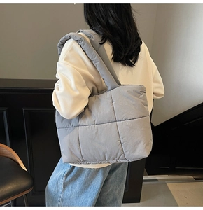 Grand sac fourre-tout matelassé gris avec une texture douce pour un usage quotidien