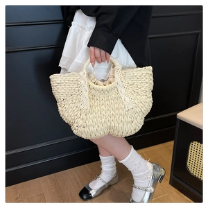 Détail du sac à main en paille tressée avec dentelle et doublure à cordon de serrage