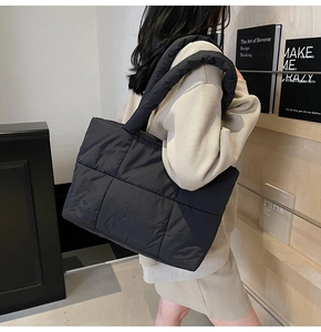 Mannequin portant un grand sac cabas en velours noir matelassé avec motif à carreaux