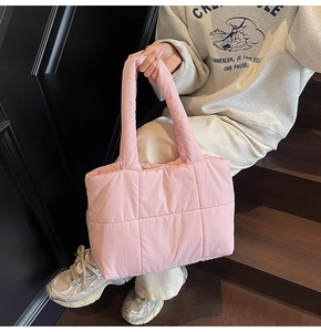 Détail du sac cabas matelassé rose en nylon doux avec une texture rembourrée