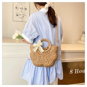 Sac demi-lune en paille avec nœud en dentelle et bandoulière tissée vue de dos