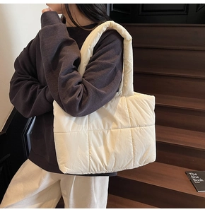 Gros plan sur le sac fourre-tout matelassé blanc avec texture douce et coutures carrées
