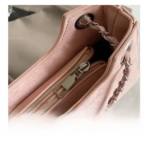 Détail de la fermeture éclair en métal argenté et de la doublure intérieure du sac rose