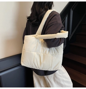 Vue détaillée du sac cabas en velours matelassé crème avec texture douce rembourrée