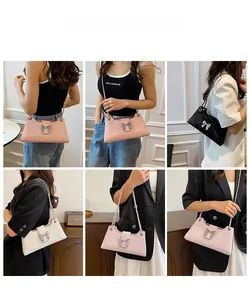 Détail du nœud en métal et de la chaîne argentée sur le sac baguette en cuir grainé