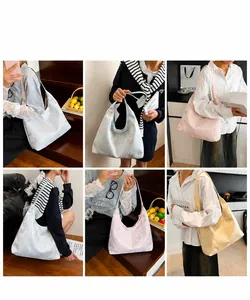 Vues détaillées du sac Hobo brodé avec motifs papillons dans diverses couleurs pastel douces