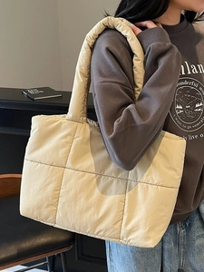 Sac cabas beige matelassé pour femme avec surpiqûres douces et grande capacité de rangement