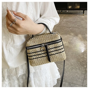 Détail du sac carré tissé main avec rayures noires et tirette de zip en anneau