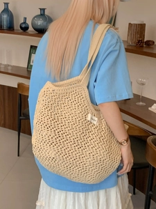 Sac à bandoulière beige fait main en crochet évidé avec maille large et étiquette