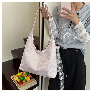 Détail du sac à bandoulière rose brodé avec motifs de papillons et fleurs classiques