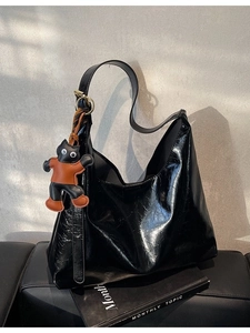 Women Large Capacity Tote Bag Glossy Pleated PU Leather Shoulder Bag Retro Hobo Underarm Bag With Cartoon Cat Charm
