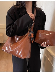 Retro brown large-capacity tote bag and pouch set in glossy oil leather with bear charm