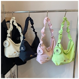 Vue détaillée de sacs cabas plissés colorés en toile avec porte-monnaie assortis