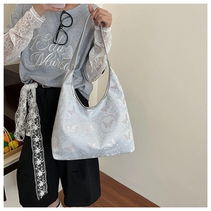 Sac hobo gris argenté avec broderie de papillons roses et motifs floraux élégants