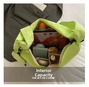 Capacité interne du sac fourre-tout vert citron montrant tablette, cosmétiques et espace