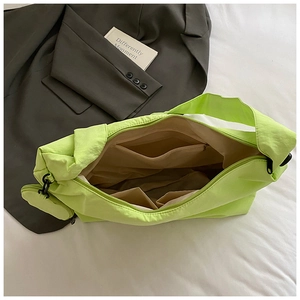Vue intérieure du sac fourre-tout en nylon vert montrant la doublure et les poches