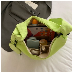 Gros plan du sac cabas en nylon vert citron avec texture plissée et porte-monnaie rond