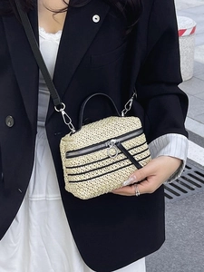 Sac Bandoulière en Paille Tissé à la Main pour Femmes Forme Boîte Rayé Vacances d'Été Plage Sac à Main Minimaliste