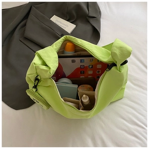 Détail de la grande capacité de rangement pour tablettes dans le sac fourre-tout vert néon
