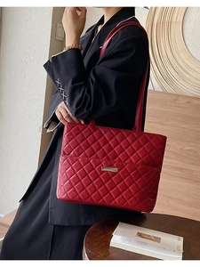 Red quilted leather tote bag for women with large capacity and stylish diamond pattern