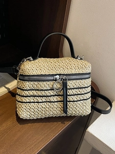 Sac bandoulière boîte tissé main avec rayures noires et poignée en cuir élégante