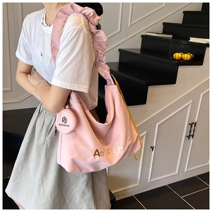 Sac bandoulière rose plissé avec petite pochette ronde et bandoulière ondulée