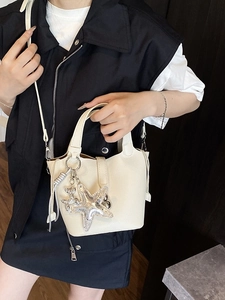 Bolso Bombonera de Cuero PU con Grano de Lichi para Mujer Bolso de Hombro Cruzado Minimalista Bolso de Mano de Gama Alta con Colgante de Estrella