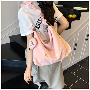 Grand sac fourre-tout plissé rose avec bandoulière réglable et petit porte-monnaie assorti