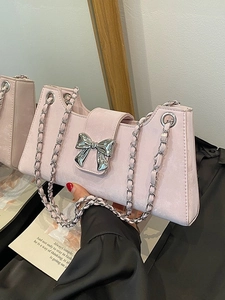 Sac baguette rose à nœud avec bandoulière chaîne argentée pour mode d'été